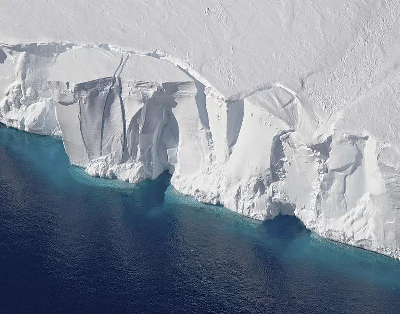 研究人員表示，南極洲周圍海冰2月縮小到有衛星紀錄以來最小面積，打破5年前創下的歷史新低紀錄。（美聯社）