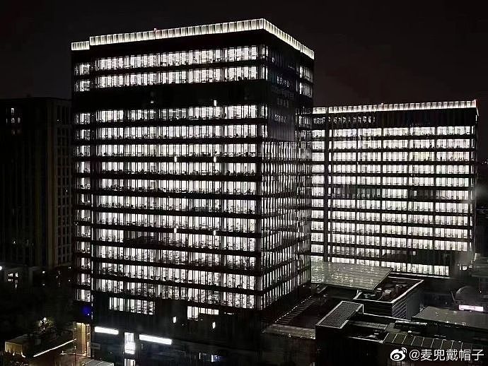 ▲上海首座由办公楼改造的方舱医院。 （图／翻摄微博）