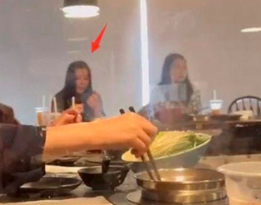 王祖贤被网友直击正与女性朋友在餐厅里等待美食。 （图／取自微博）