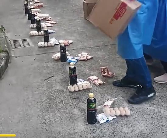 上海一志愿者分物资用脚尖踢惹多位居民不满！网友为其撑腰：不愿吃都给我（视频/组图） - 1