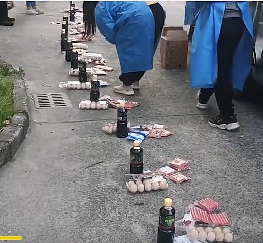 上海一志愿者分物资用脚尖踢惹多位居民不满！网友为其撑腰：不愿吃都给我（视频/组图） - 2