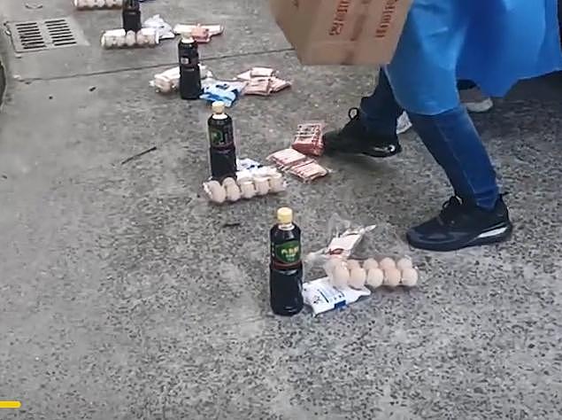 上海一志愿者分物资用脚尖踢惹多位居民不满！网友为其撑腰：不愿吃都给我（视频/组图） - 4