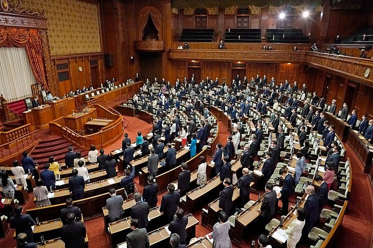 日本参议院议员20日起立表决通过修改外汇法，撤销俄罗斯的「最惠国待遇」。 美联社