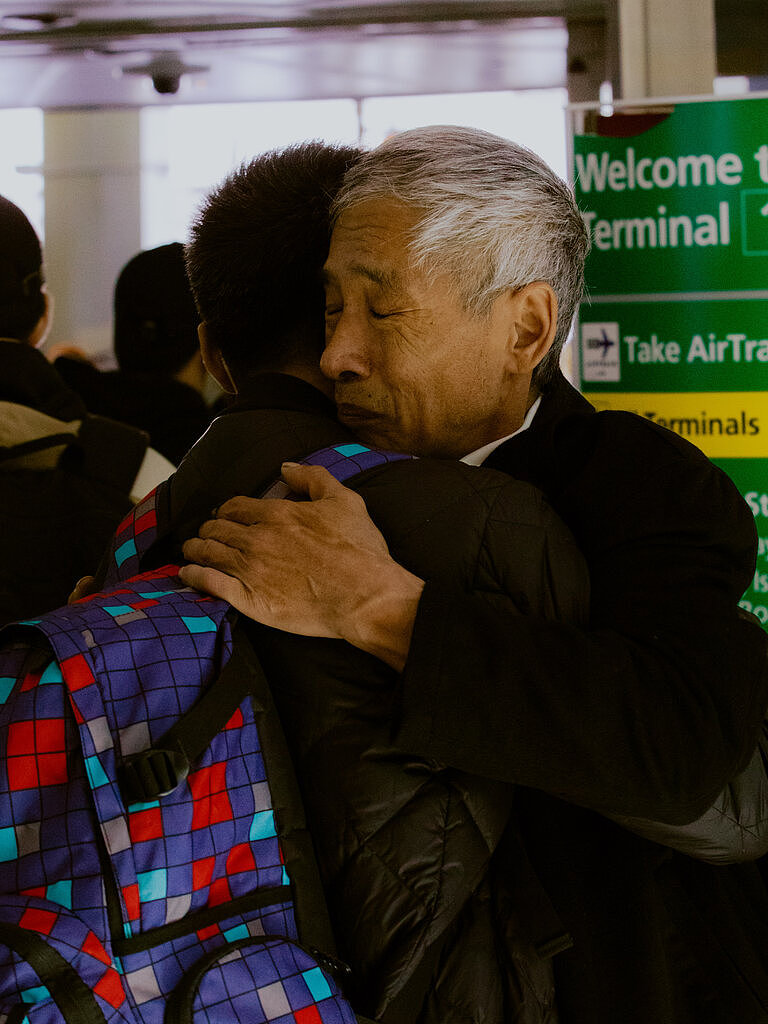 儿子在3月抵达肯尼迪国际机场，高战新紧紧拥抱他。