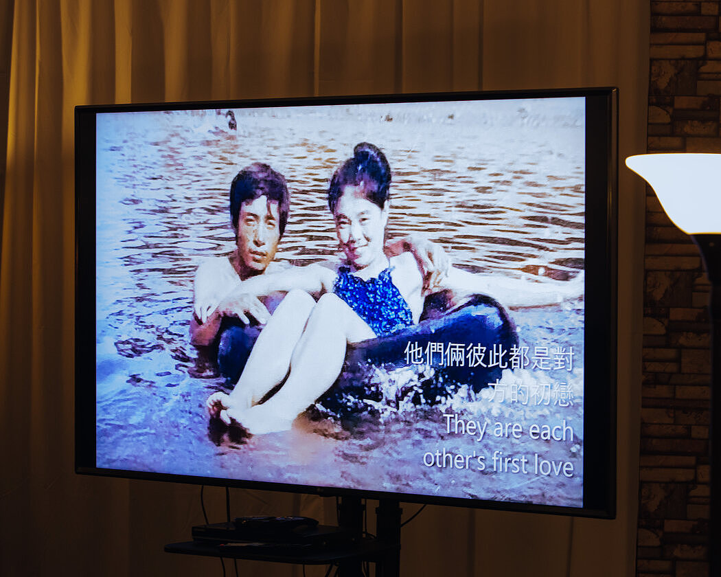 “他们是彼此的初恋。”这对夫妇的房东和朋友谢益宏制作的蒙太奇照片，展示了高战新和马桂英年轻时的样子。