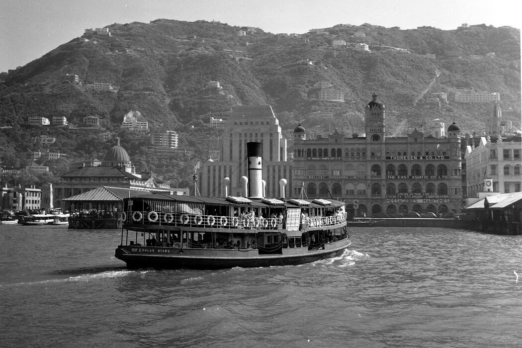 1949年10月，一艘过海的渡轮。同月，毛泽东宣布中华人民共和国成立。