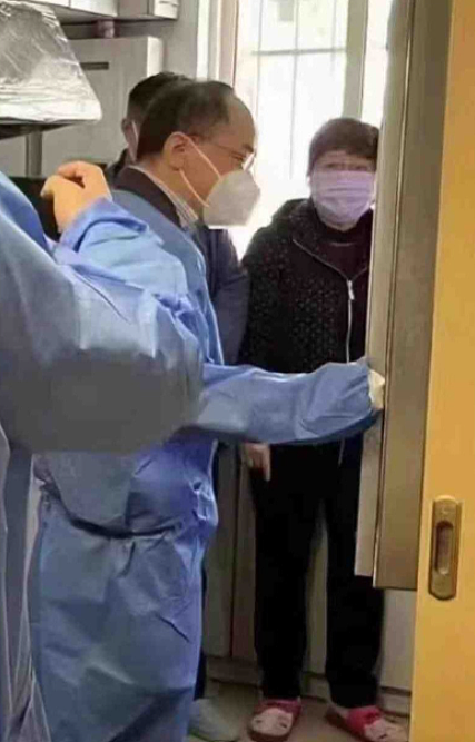 上海副市长视察社区隐藏双手被指怕染疫，冰箱塞满食物引质疑（组图） - 3