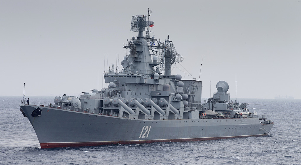 俄罗斯黑海舰队旗舰「莫斯科」号（Moskva）飞弹巡洋舰在叙利亚沿岸附近巡逻地中海的资料照。 （俄罗斯国防部）