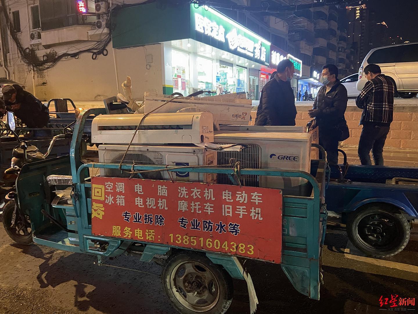 ↑来自安徽涡阳的废旧家电回收者每天的“路边聚会”。