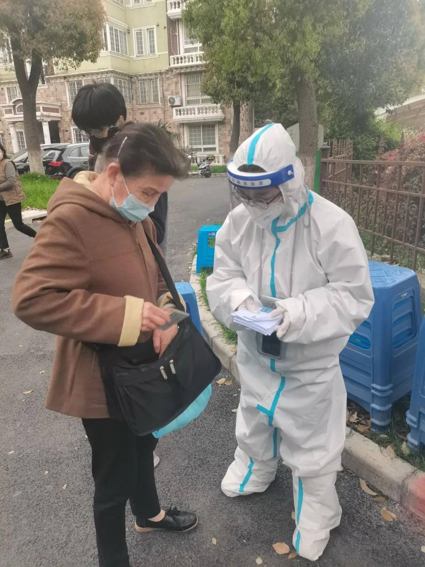 上海疫情期间，陈真真在青浦区某社区做志愿者。 （流落南方）