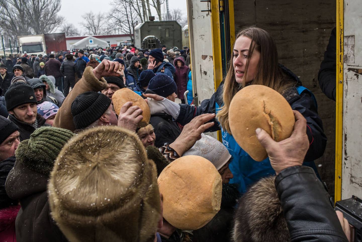 2017年2月2日，联合国难民署工作人员在乌克兰Avdiivka的人道主义援助分发点分发面包。 乌军在顿巴斯地区与叛军的冲突加剧，令当地人民面临粮食安全问题。 （Getty）