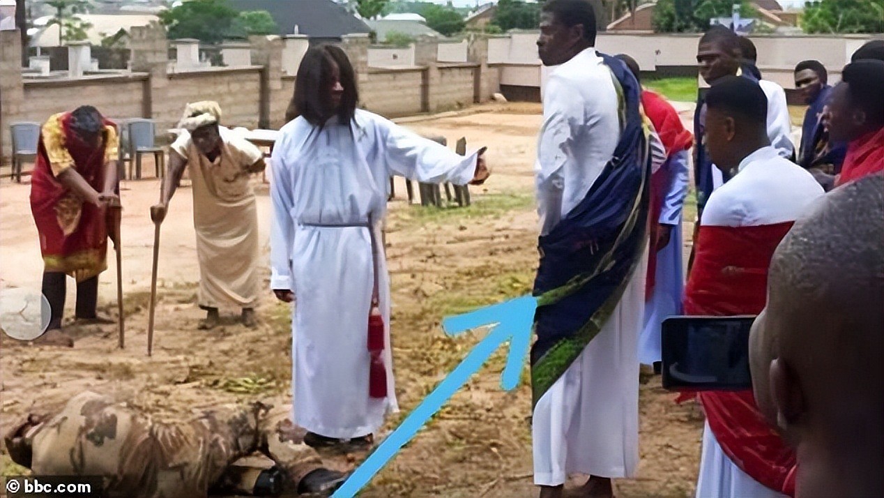 非洲小伙复活节演出倒地吐血而亡，观众还以为是剧情