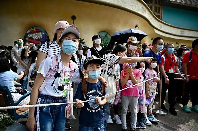 满血复活！香港率先恢复正常：迪士尼被挤爆，海洋公园全是人（组图） - 6
