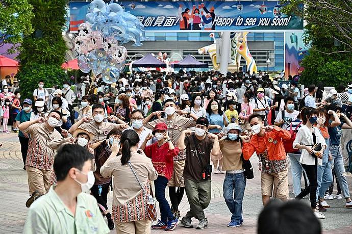 满血复活！香港率先恢复正常：迪士尼被挤爆，海洋公园全是人（组图） - 1