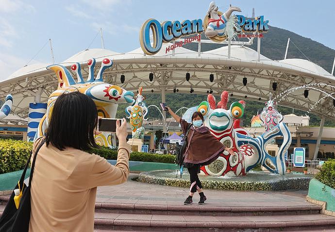 满血复活！香港率先恢复正常：迪士尼被挤爆，海洋公园全是人（组图） - 5