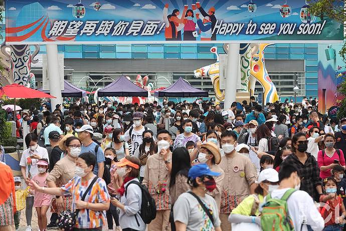 满血复活！香港率先恢复正常：迪士尼被挤爆，海洋公园全是人（组图） - 13