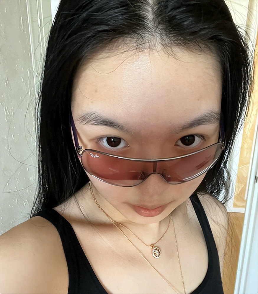 央视李咏19岁女儿晒素颜照！素颜穿吊带大炫细腰，戴金项链显阔气