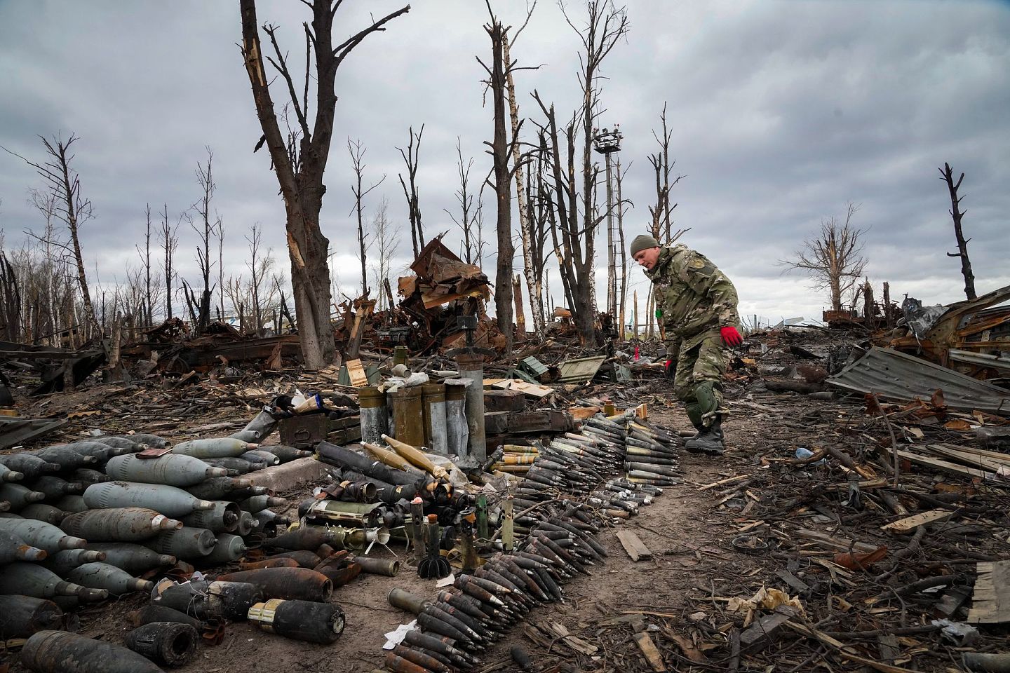乌克兰人抵抗住了俄罗斯对基辅的进攻，图为2022年4月18日，在乌克兰基辅附近的霍斯托梅尔，一名内政部工兵正在收集未爆炸的炮弹、手榴弹和其他装置。(美联社)