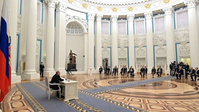 俄国向乌克兰开战前一天，俄罗斯电视台报道了普京总统的30人安全理事会的会议新闻