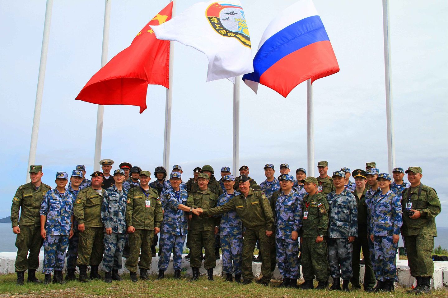 中国与俄罗斯关系密切，多次举行联合演习。图为2015年8月25日，中俄军方在俄罗斯克列尔卡角举行联合海上军演。（新华社）