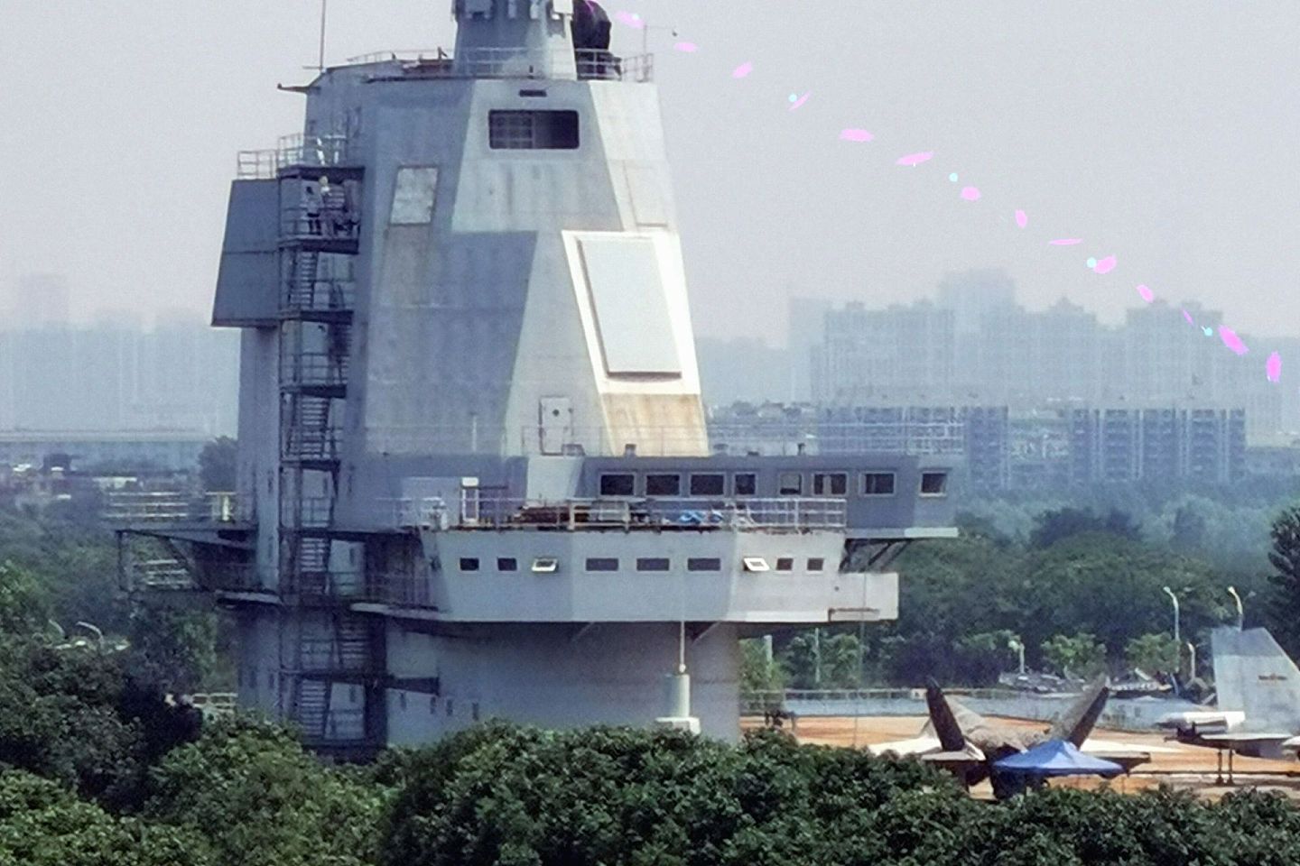 网民曝光的江南造船厂003型航母照片。（微博@捣蛋啦）