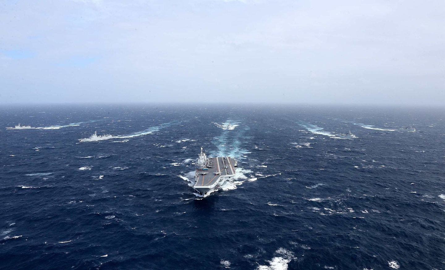 2016年12月26日，海军辽宁舰航母编队向西太平洋航渡。（新华社）