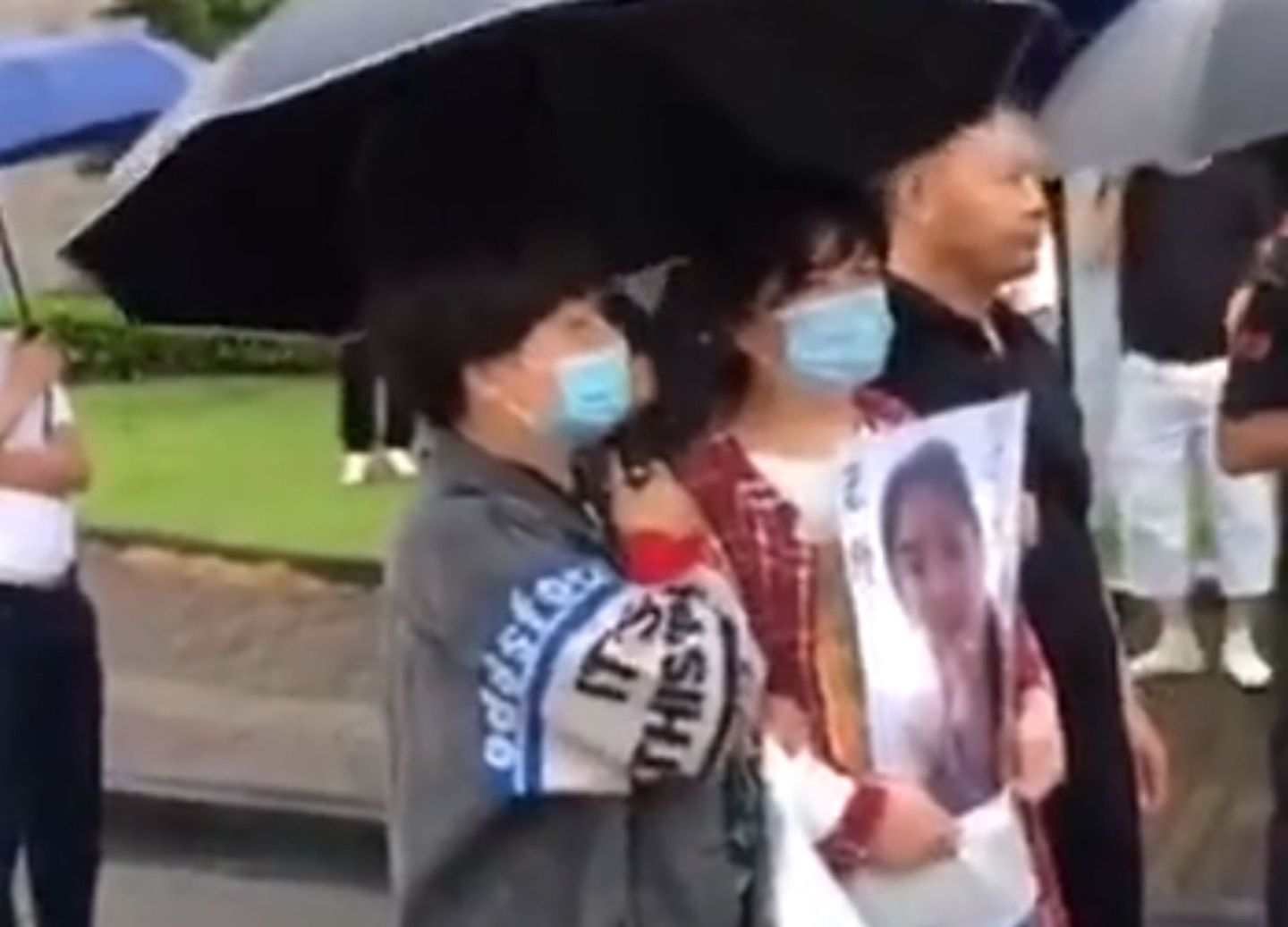 宁波工程学院外教杀人事件受害者家属前往学校讨要说法。（微博@鲁国平先生）