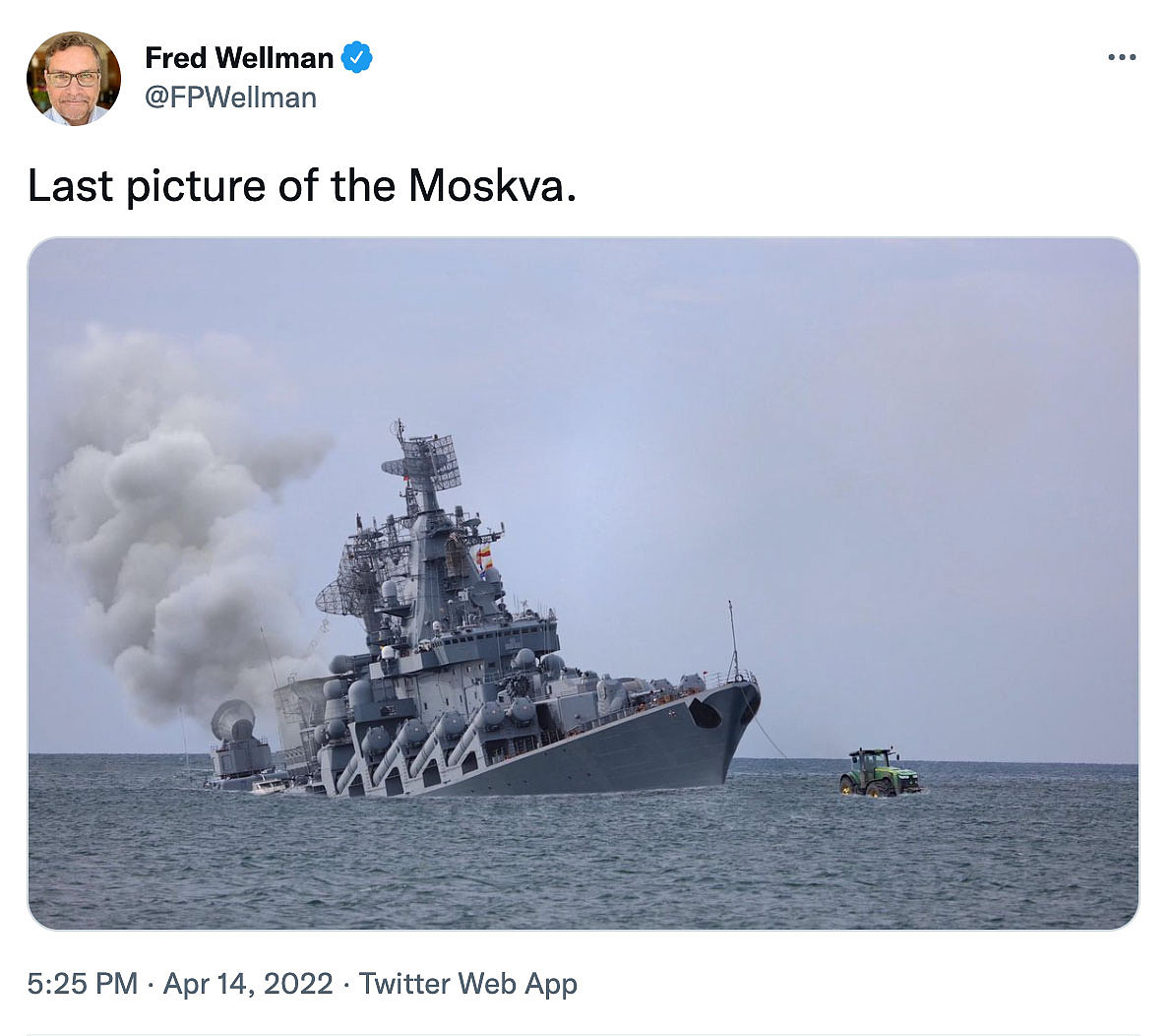 正在下沉的俄罗斯黑海舰队旗舰“莫斯科号”（推特截图/@FPWellman）