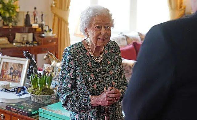 英国女王牵白马过96岁生日！优雅隐忍一辈子，被儿孙伤透心…（组图） - 11