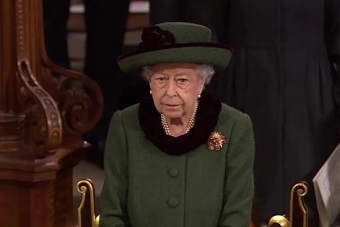 英国女王牵白马过96岁生日！优雅隐忍一辈子，被儿孙伤透心…（组图） - 12