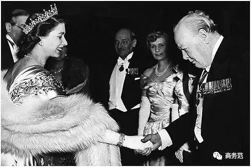 英国女王牵白马过96岁生日！优雅隐忍一辈子，被儿孙伤透心…（组图） - 22