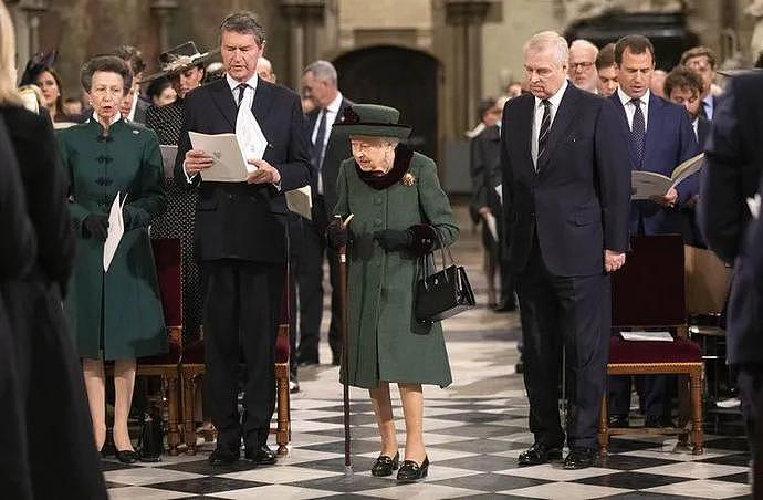 英国女王牵白马过96岁生日！优雅隐忍一辈子，被儿孙伤透心…（组图） - 76