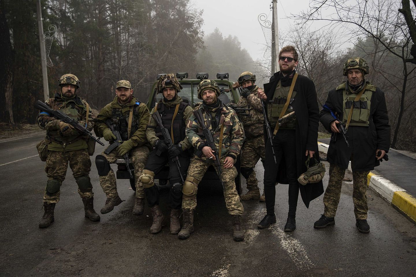 2022年4月1日，在乌克兰基辅郊区，俄罗斯军队撤离村庄后，基辅地区领土防卫部队重新掌控了局势，并进行了一次军事清扫，以搜寻可能残留的俄罗斯军队。（AP）