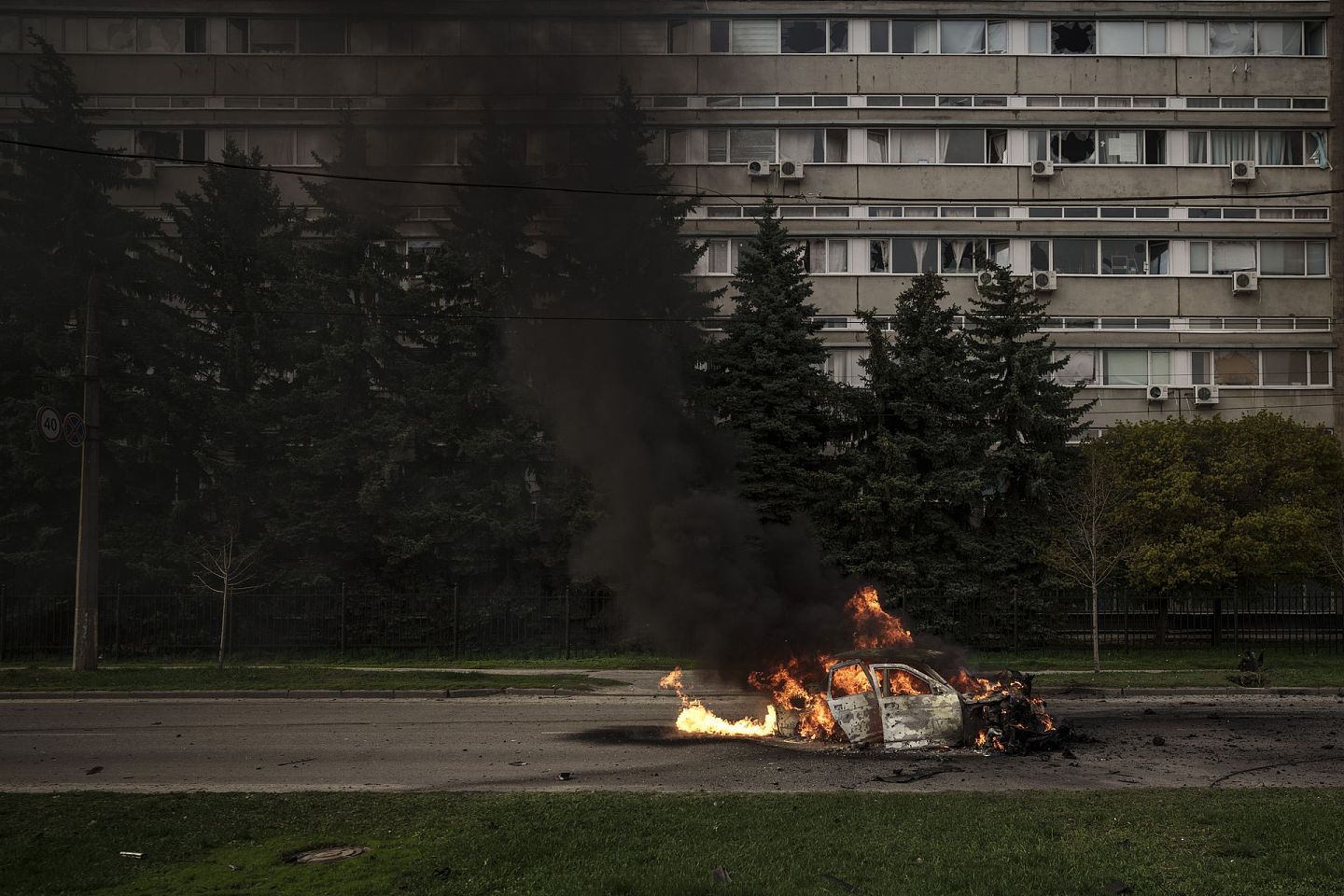 2022年4月21日，乌克兰哈尔科夫，一辆载有两人的汽车在俄罗斯轰炸后燃烧。（AP）