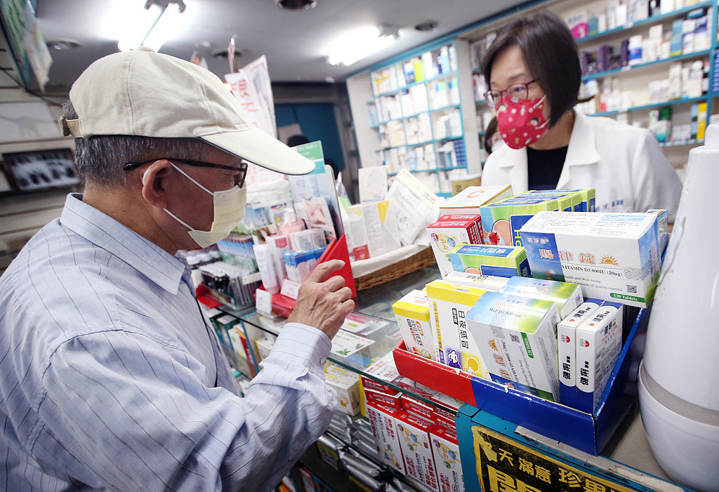 台湾中央流行疫情指挥中心采购之COVID-19治疗用口服药物Paxlovid已逾18万人份抵台，未来Omicron轻症者可能会由医师开具处方让患者在家服用。 （图/范扬光摄)