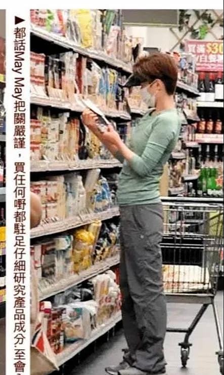 张学友51岁老婆罗美薇超市被拍下近照，网友：难怪歌神这么爱她（组图） - 5