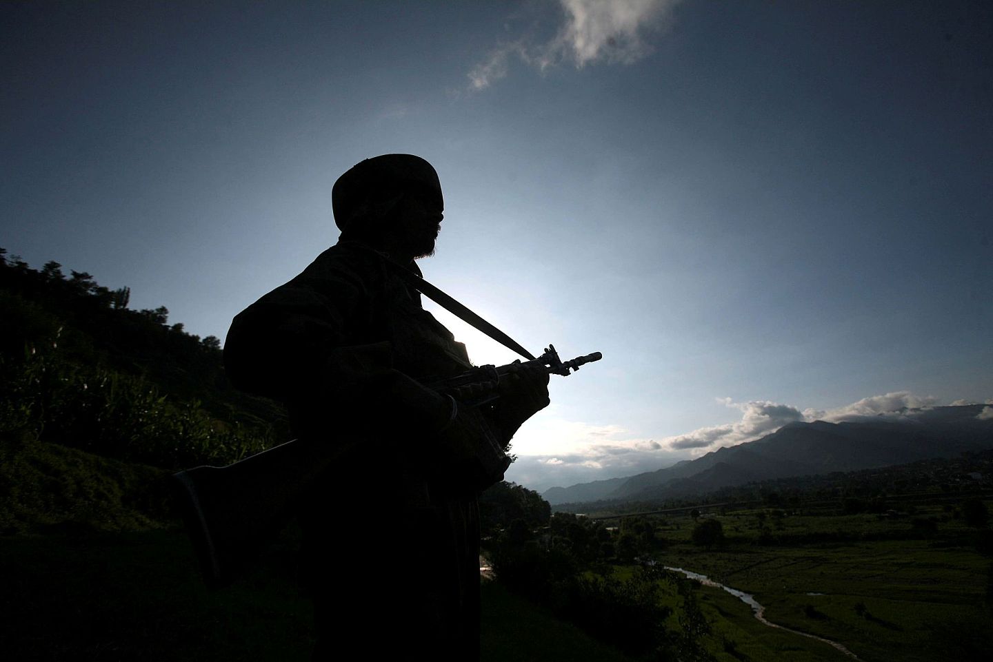 巴基斯坦被不少人印度视为最紧迫的现实威胁。图为印度士兵在克什米尔地区站岗。（Reuters）