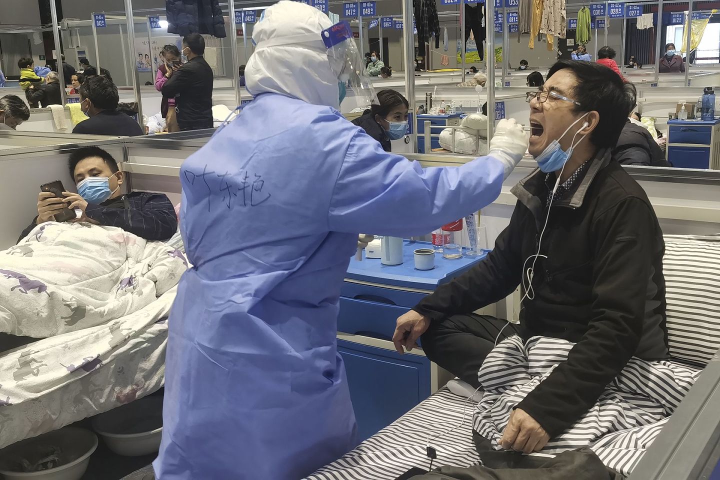 上海疫情爆发至今，有许多疲惫的基层医护人员，民间也充满对乱象的不满。（AP）