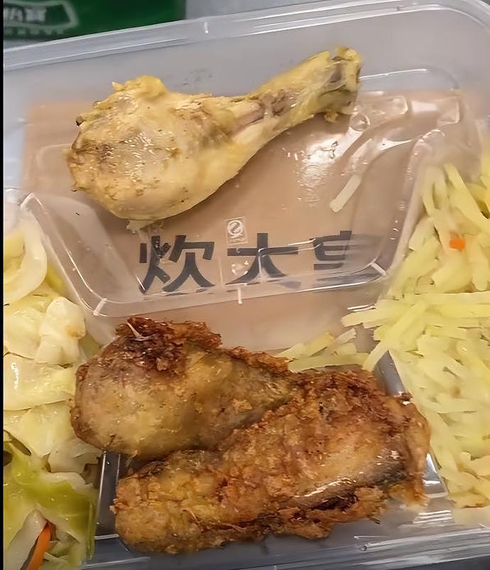王思聪在上海方舱医院隔离：带保镖同行，和普通人一样吃里面的盒饭（视频/组图） - 7