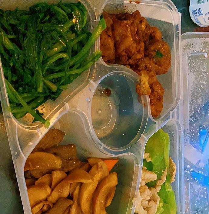 王思聪在上海方舱医院隔离：带保镖同行，和普通人一样吃里面的盒饭（视频/组图） - 10
