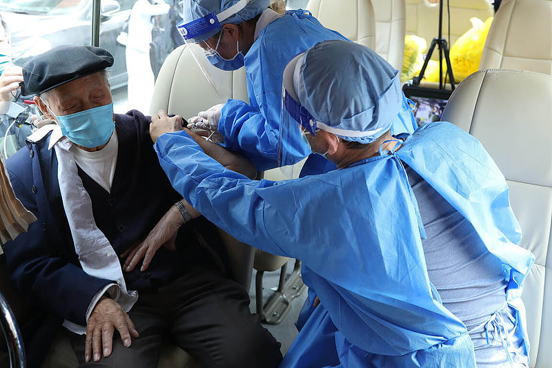 图为北京派出流动疫苗车，对老人实施上门接种。 （中新社提供）中央社111年4月21日