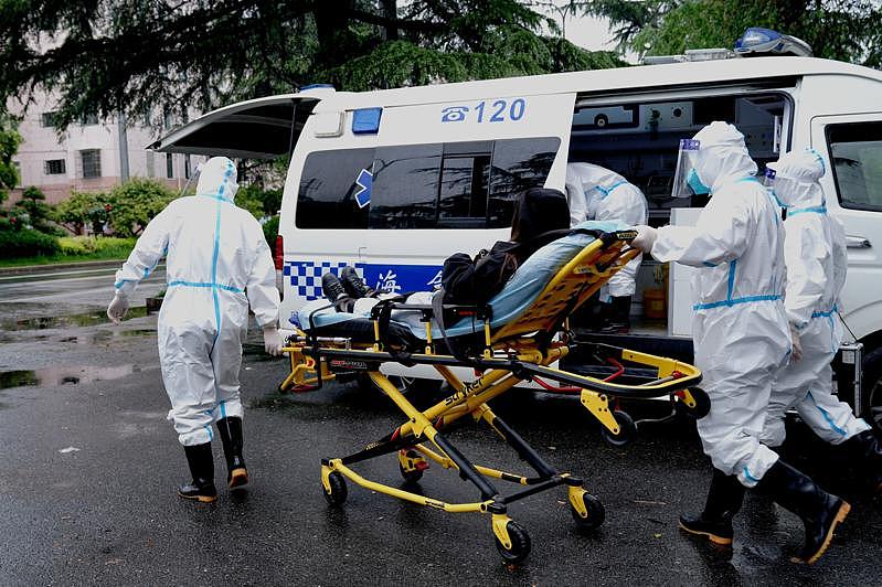 上海新增死亡39例，累计死亡人数累积已达87人。 图为上海市闵行区救护人员将患者送上救护车上。 （新华社）