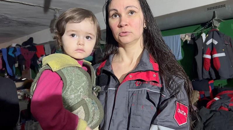 乌军亚速营3日释出影片显示，马立波亚速钢铁厂内仍有许多妇孺，超15名婴幼儿童和青...