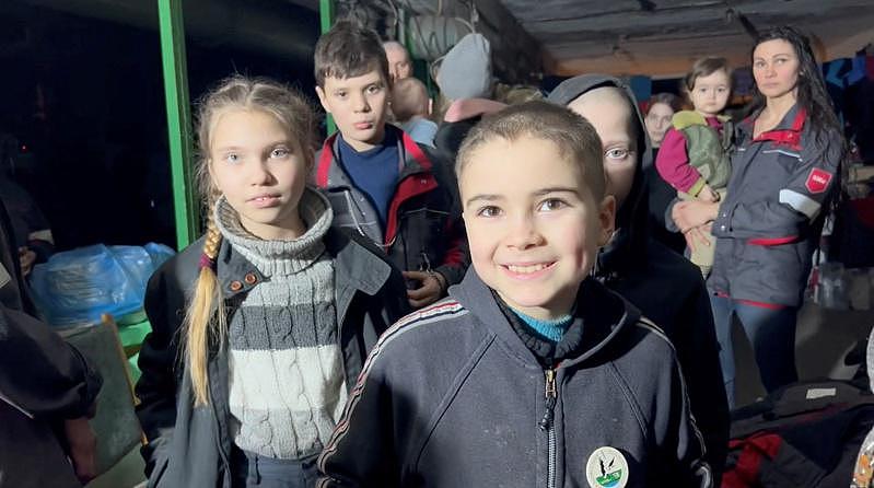 乌军亚速营3日释出影片显示，马立波亚速钢铁厂内仍有许多妇孺，超15名婴幼儿童和青...