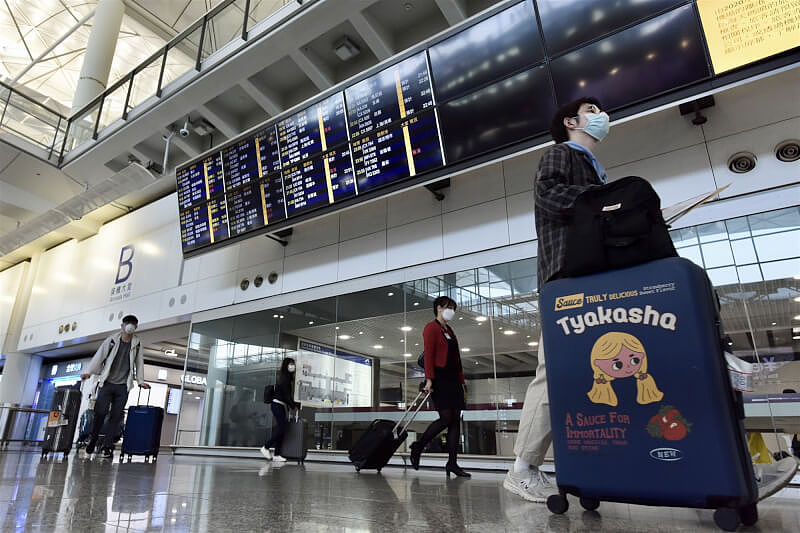 香港当局宣布，5月1日起放宽非香港居民的入境限制。 图为旅客入境香港国际机场。 （中新社）