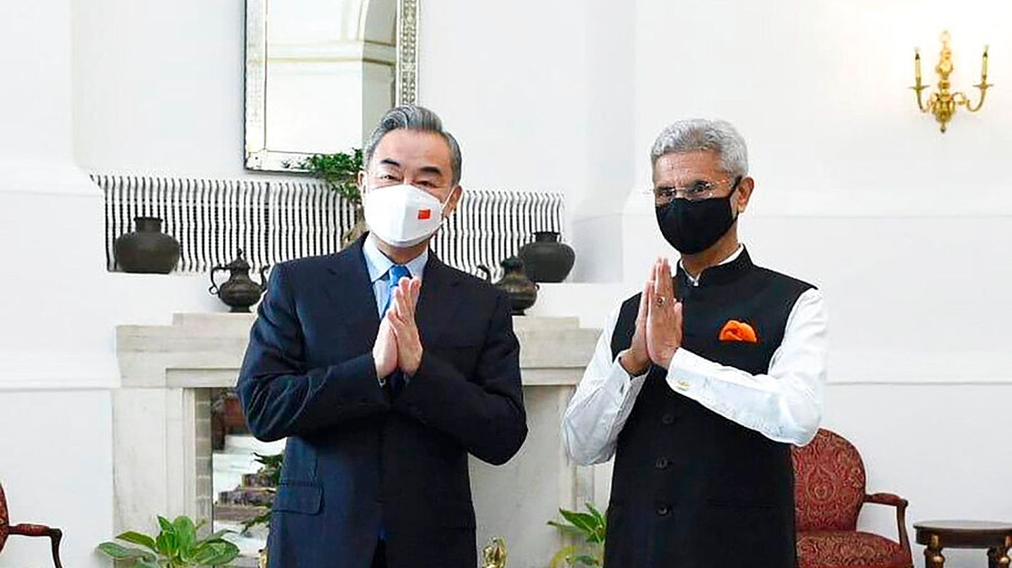 2022年3月25日，中国国务委员兼外长王毅（左）访问新德里，与印度外长苏杰生（右）会面。（AP）