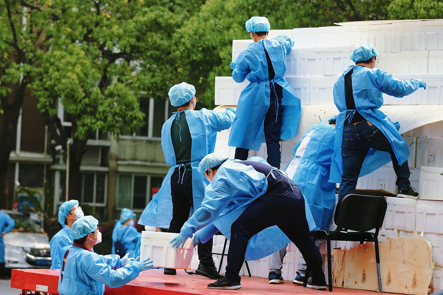 2022年4月19日，上海市闵行区，抗疫志愿者为社区居民发放生活物资。（视觉中国）
