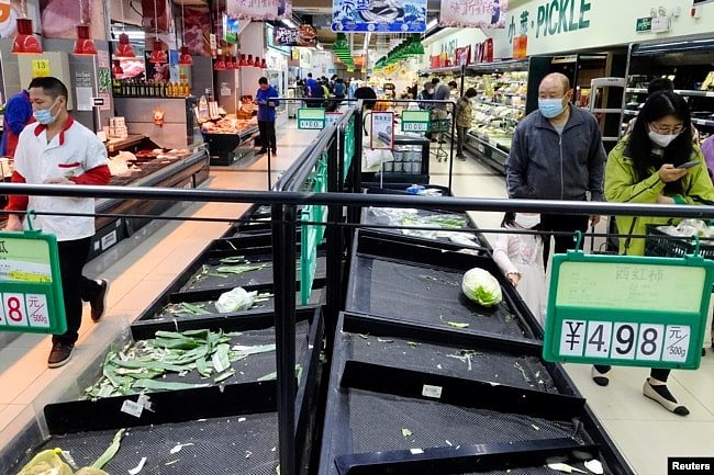 北京市朝阳区居民抢购蔬菜，一个超市空荡荡的蔬菜货架。（2022年4月24日）