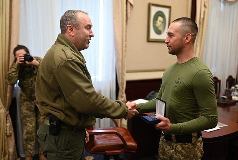 以粗话回呛俄军莫斯科号的鸟克兰士兵赫里博夫，获得国防部颁发勋章。 翻摄乌克兰国防部推特@DefenceU