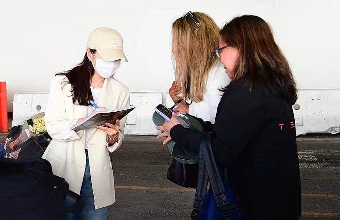 孙艺珍玄彬纽约度蜜月再被偶遇，现身餐厅用餐，男俊女靓生图能打（组图） - 7